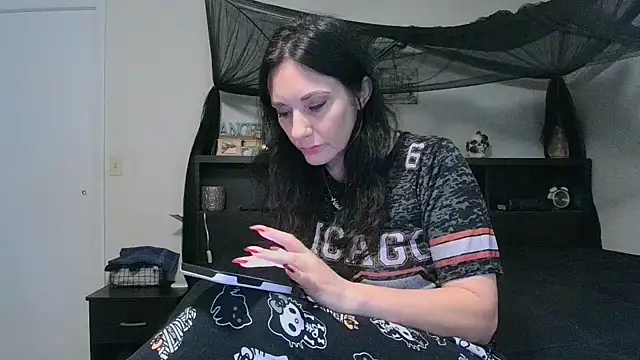 Snapshot of CrystalLakeXO chatting on 05-28-26, 04:10 CrystalLakeXO online show from 05-28-26, 04:10