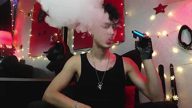 Joseph  Quinn online show from 12-27-24, 03:48