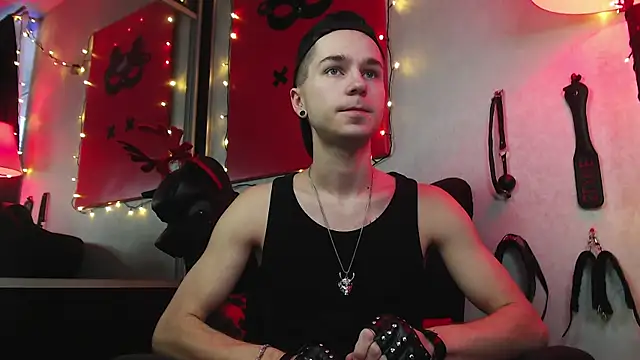 Joseph  Quinn online show from 01-08-25, 07:55