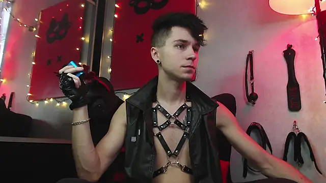 Joseph  Quinn online show from 01-10-25, 11:43