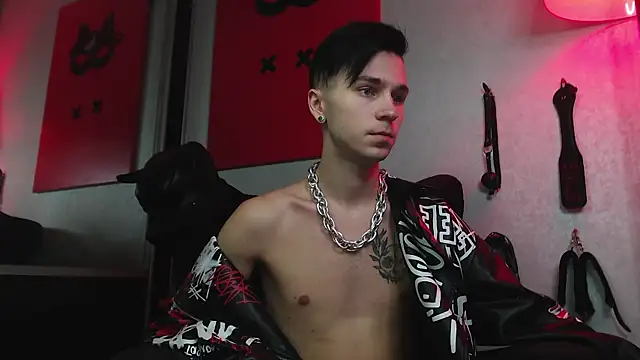 Joseph  Quinn online show from 01-24-25, 01:57