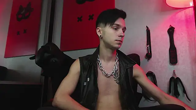 Joseph  Quinn online show from 01-25-25, 02:03