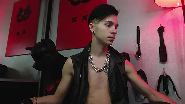 Joseph  Quinn online show from 01-31-25, 10:31