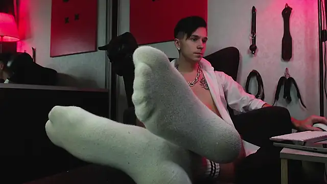 Joseph  Quinn online show from 02-02-25, 02:24