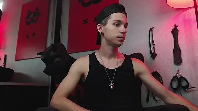 Joseph  Quinn online show from 03-03-25, 08:05