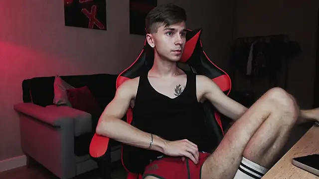 Joseph  Quinn online show from 10-20-25, 01:22