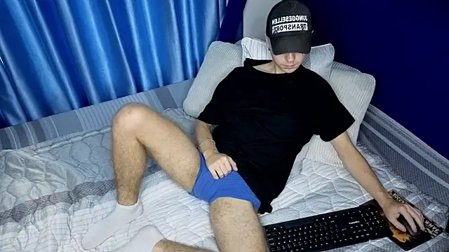 Joseph  Quinn online show from 04-25-26, 07:22