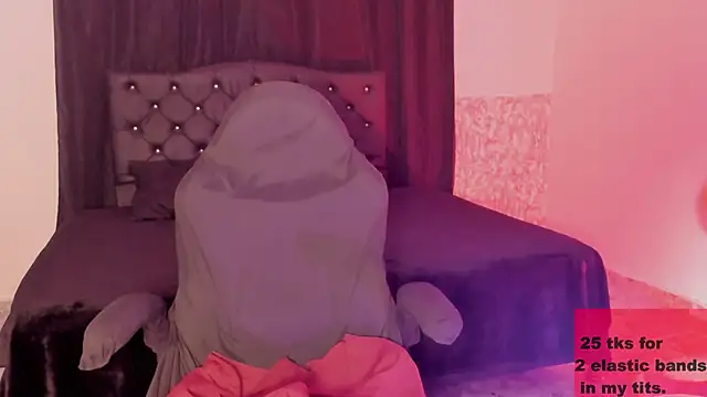 Snapshot of Foxy_Slave chatting on 11-13-25, 10:36 Foxy Slave online show from 11-13-25, 10:36