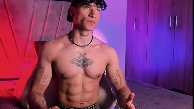 Snapshot of Thomas_Fit1 chatting on 10-15-25, 04:56 Thomas Fit1 online show from 10-15-25, 04:56