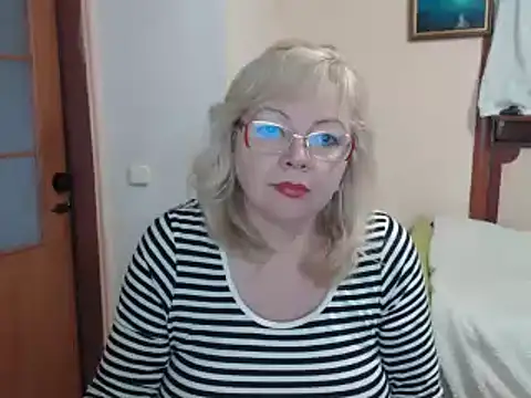 Snapshot of EvelynLoveShy chatting on 12-24-24, 08:11 EvelynLoveShy online show from 12-24-24, 08:11