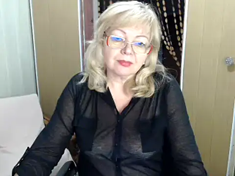 Snapshot of EvelynLoveShy chatting on 12-31-24, 07:51 EvelynLoveShy online show from 12-31-24, 07:51
