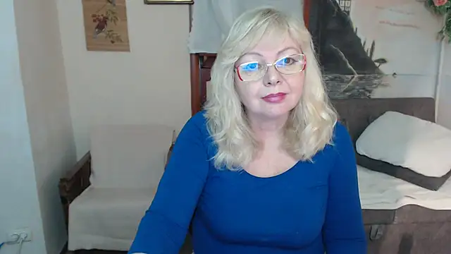 Snapshot of EvelynLoveShy chatting on 11-13-25, 05:45 EvelynLoveShy online show from 11-13-25, 05:45