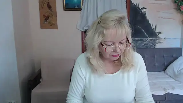 Snapshot of EvelynLoveShy chatting on 11-14-25, 07:40 EvelynLoveShy online show from 11-14-25, 07:40