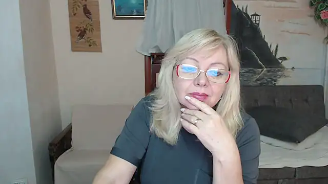 Snapshot of EvelynLoveShy chatting on 11-14-25, 08:40 EvelynLoveShy online show from 11-14-25, 08:40