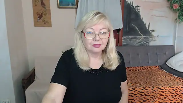 Snapshot of EvelynLoveShy chatting on 11-16-25, 11:16 EvelynLoveShy online show from 11-16-25, 11:16