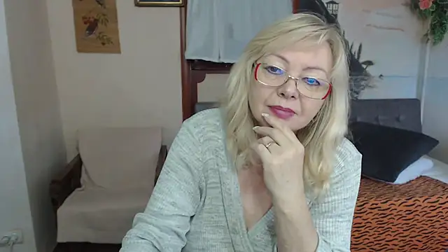 Snapshot of EvelynLoveShy chatting on 11-20-25, 08:58 EvelynLoveShy online show from 11-20-25, 08:58