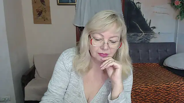 Snapshot of EvelynLoveShy chatting on 11-21-25, 12:48 EvelynLoveShy online show from 11-21-25, 12:48