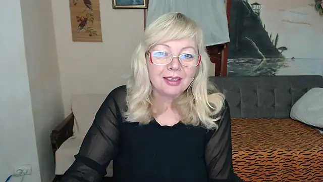 Snapshot of EvelynLoveShy chatting on 11-22-25, 08:41 EvelynLoveShy online show from 11-22-25, 08:41