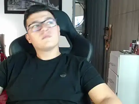 Snapshot of Plug_Control chatting on 02-21-25, 10:37 Plug Control online show from 02-21-25, 10:37