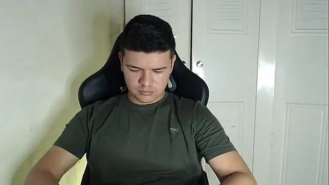 Snapshot of Plug_Control chatting on 09-11-25, 04:34 Plug Control online show from 09-11-25, 04:34