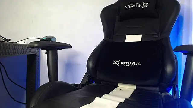 Snapshot of Plug_Control chatting on 09-13-25, 05:29 Plug Control online show from 09-13-25, 05:29