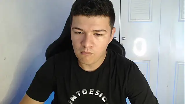 Snapshot of Plug_Control chatting on 09-13-25, 07:24 Plug Control online show from 09-13-25, 07:24