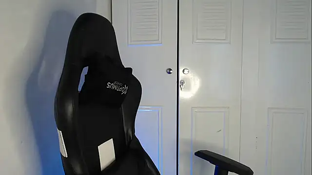 Snapshot of Plug_Control chatting on 09-15-25, 02:17 Plug Control online show from 09-15-25, 02:17