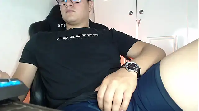 Snapshot of Plug_Control chatting on 09-18-25, 03:30 Plug Control online show from 09-18-25, 03:30