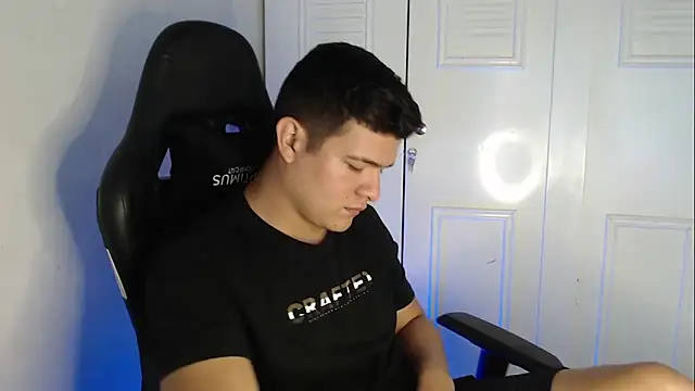 Snapshot of Plug_Control chatting on 09-18-25, 05:15 Plug Control online show from 09-18-25, 05:15