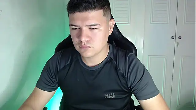 Snapshot of Plug_Control chatting on 09-22-25, 03:14 Plug Control online show from 09-22-25, 03:14