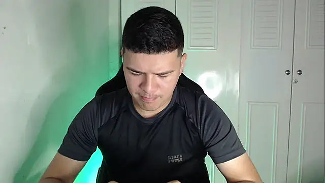 Snapshot of Plug_Control chatting on 09-23-25, 02:31 Plug Control online show from 09-23-25, 02:31