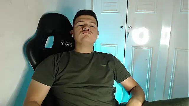 Snapshot of Plug_Control chatting on 09-25-25, 04:27 Plug Control online show from 09-25-25, 04:27