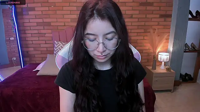 Snapshot of Amy_joones chatting on 06-10-26, 11:42 Amy joones online show from 06-10-26, 11:42