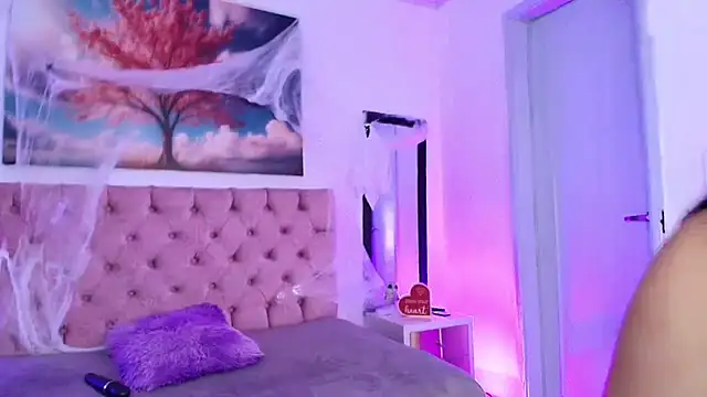 Julianaa Castro  online show from 10-21-25, 11:44