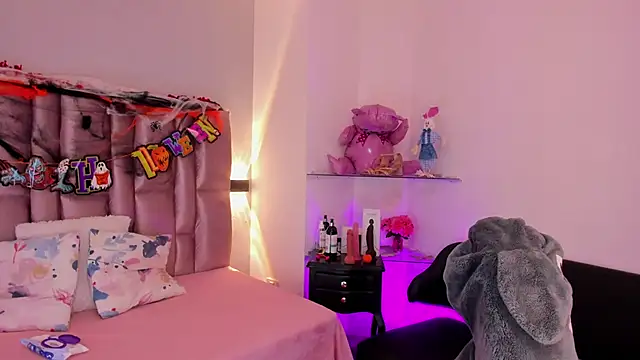 Snapshot of NikyBrookss chatting on 11-08-25, 12:05 NikyBrookss online show from 11-08-25, 12:05