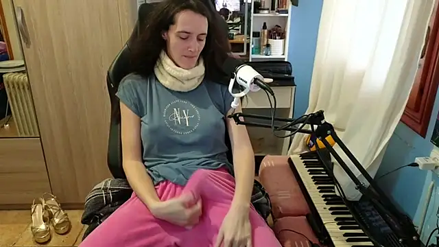 MemiKouki online show from 12-21-25, 04:03