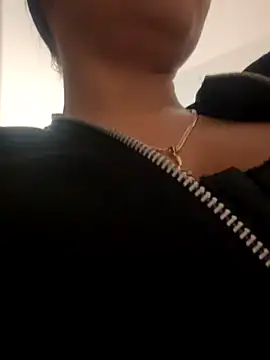 Snapshot of MichelleReys chatting on 09-15-25, 04:07 MichelleReys online show from 09-15-25, 04:07