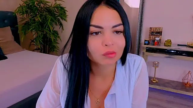 Snapshot of MichelleReys chatting on 10-20-25, 07:25 MichelleReys online show from 10-20-25, 07:25