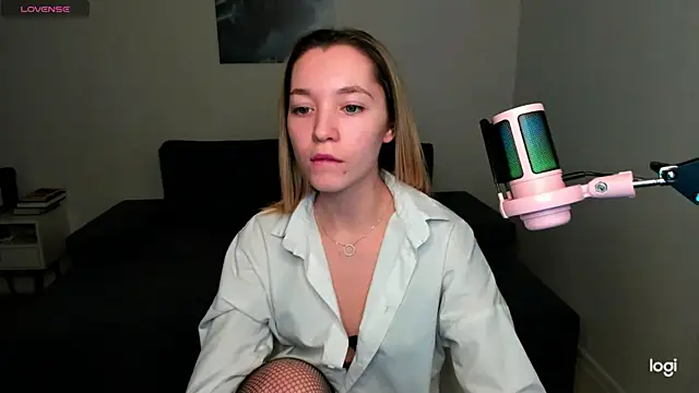 Snapshot of MiaThaine chatting on 12-14-24, 05:03 MiaThaine online show from 12-14-24, 05:03