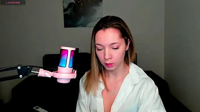 Snapshot of MiaThaine chatting on 01-06-25, 12:59 MiaThaine online show from 01-06-25, 12:59