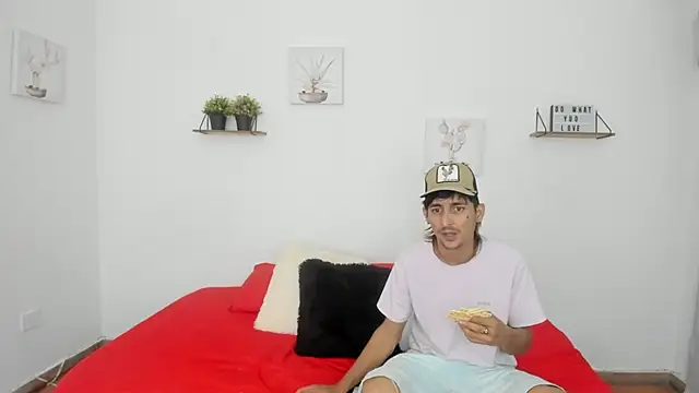 Snapshot of Zamu_1992 chatting on 02-15-25, 02:26 Zamu 1992 online show from 02-15-25, 02:26