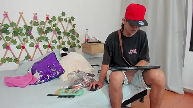 Snapshot of Zamu_1992 chatting on 03-11-25, 04:43 Zamu 1992 online show from 03-11-25, 04:43