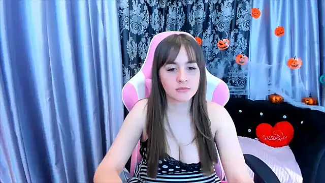 Snapshot of KamilaFoxy chatting on 10-28-25, 03:54 KamilaFoxy online show from 10-28-25, 03:54