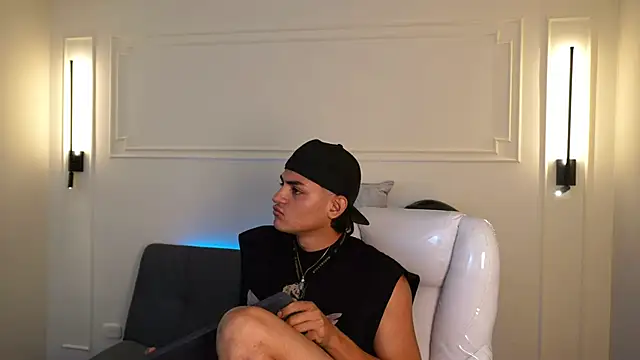 Snapshot of Paradise_boy_s chatting on 01-16-25, 02:41 Paradise boy s online show from 01-16-25, 02:41