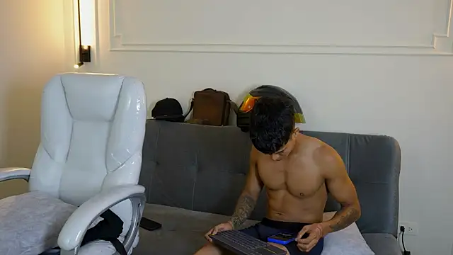 Snapshot of Paradise_boy_s chatting on 01-18-25, 02:14 Paradise boy s online show from 01-18-25, 02:14