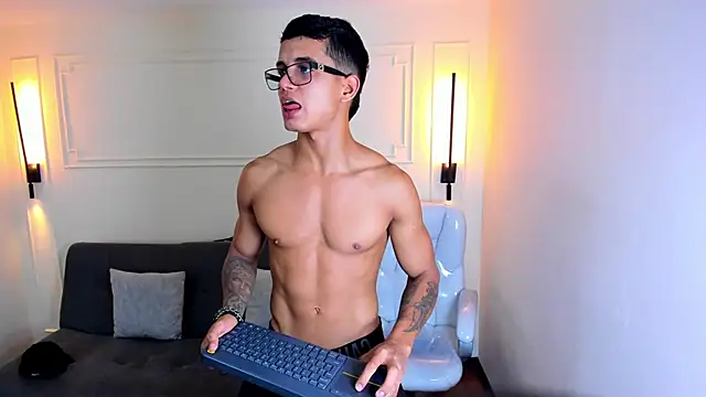 Snapshot of Paradise_boy_s chatting on 09-29-25, 10:47 Paradise boy s online show from 09-29-25, 10:47