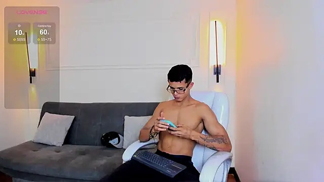 Snapshot of Paradise_boy_s chatting on 11-12-25, 09:47 Paradise boy s online show from 11-12-25, 09:47