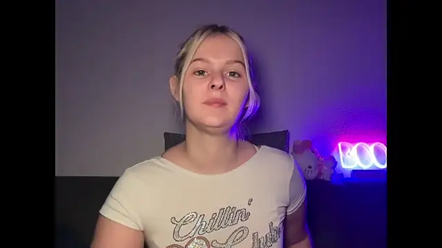 Snapshot of Allylove03 chatting on 01-10-26, 05:42 Allylove03 online show from 01-10-26, 05:42