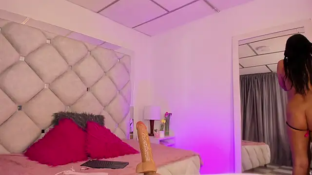 Snapshot of alessiaferry chatting on 02-19-25, 08:41 alessiaferry online show from 02-19-25, 08:41