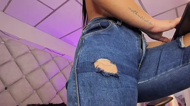 Snapshot of alessiaferry chatting on 09-29-25, 02:55 alessiaferry online show from 09-29-25, 02:55